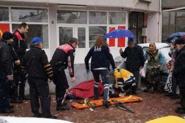Anteni düzeltmek için çıktığı çatıdan düşerek öldü