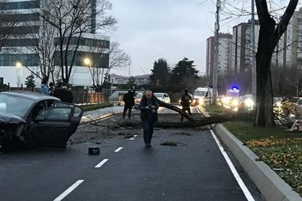 Ataköy'de feci kaza: cadde savaş alanına döndü