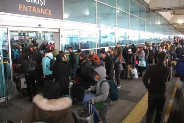 Atatürk Havalimanı'nda dönüş kuyruğu terminal dışına taştı