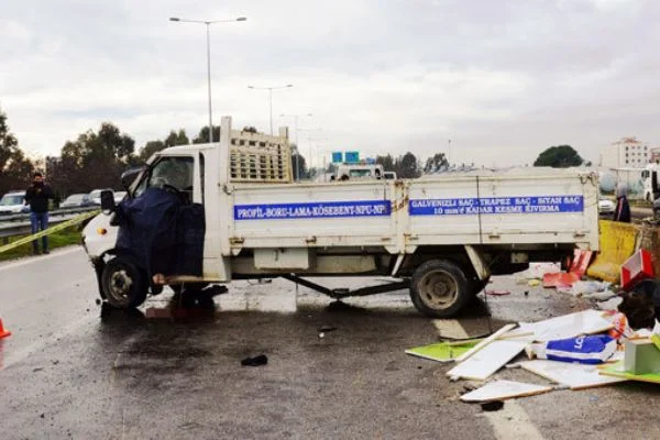 Aydın'da Kontrolden çıkan kamyonet bariyerleri yıktı