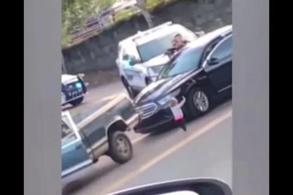 Babası gözaltına alının bebek polislere elleri havada gitti