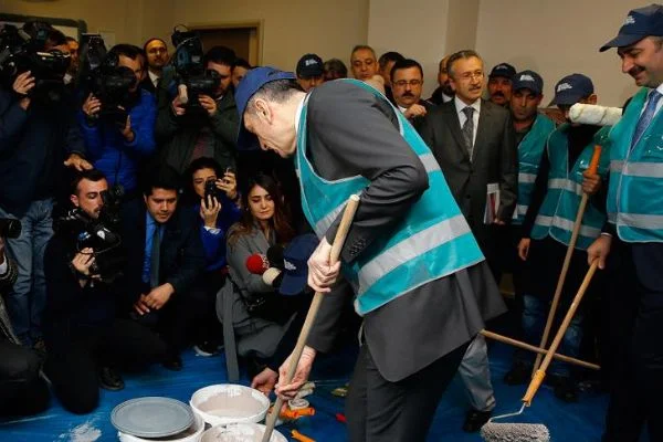 Bakan Gül ve Selçuk sınıf boyadı
