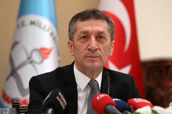 Bakan Selçuk'tan öğrencilere tavsiyeler