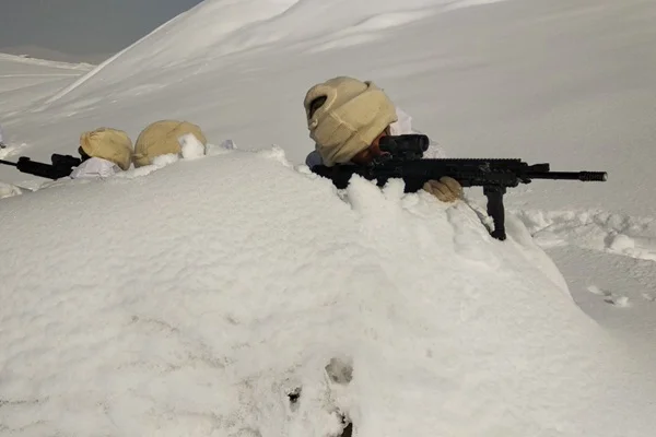 Bakanlık paylaştı! Komandolardan karlı dağlarda operasyon