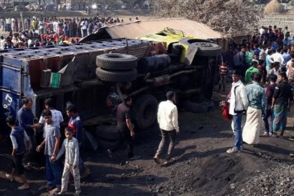 Bangladeş'te kamyon işçilerin arasına daldı: 13 Ölü