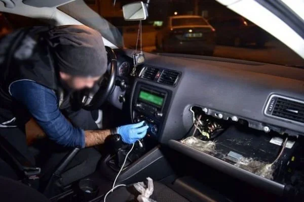 Batman'da terk edilmiş otomobilde 12 kilo esrar ele geçirildi