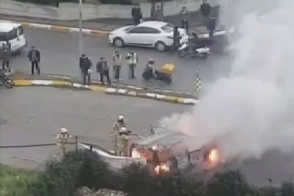 Beylikdüzü'nde bir araç alev alev yandı