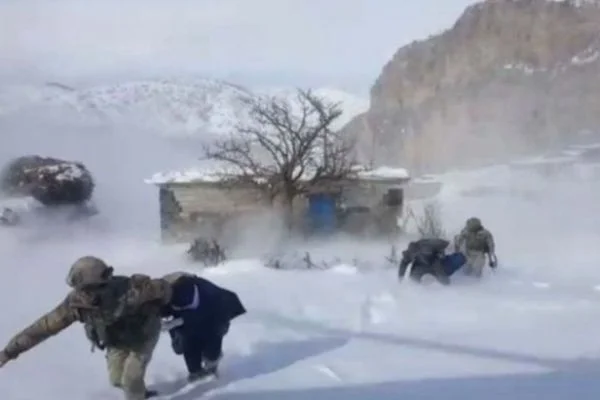 Beytüşşebap'ta, hasta kadın için askeri helikopter havalandı