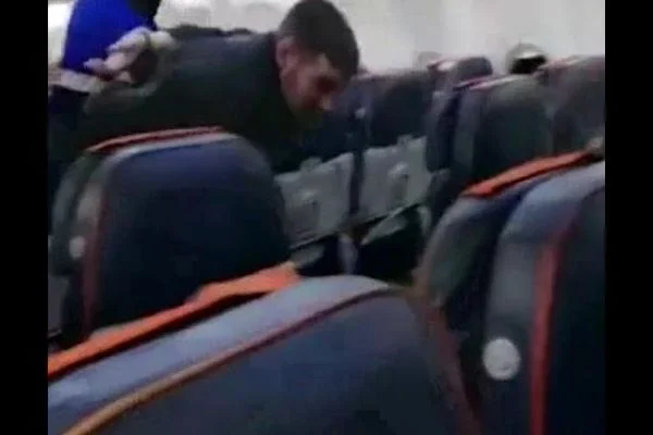 Bir şahıs Rus yolcu uçağını kaçırmak isterken yakalandı