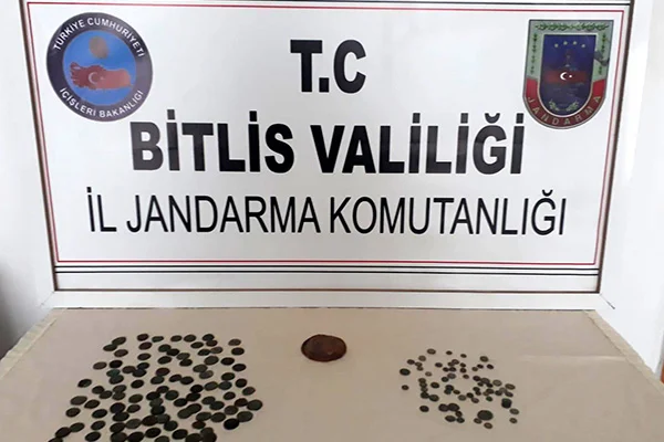 Bitlis'te evde 167 sikke ele geçirildi