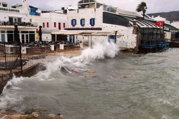 Bodrum'da fırtına hayatı olumsuz etkiledi