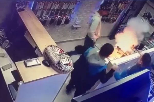 Cep telefonunun patlama anı güvenlik kamerasında