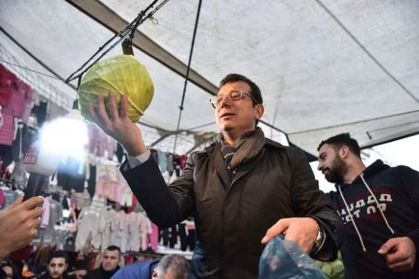 CHP adayı Ekrem İmamoğlu semt pazarında lahana satışı yaptı