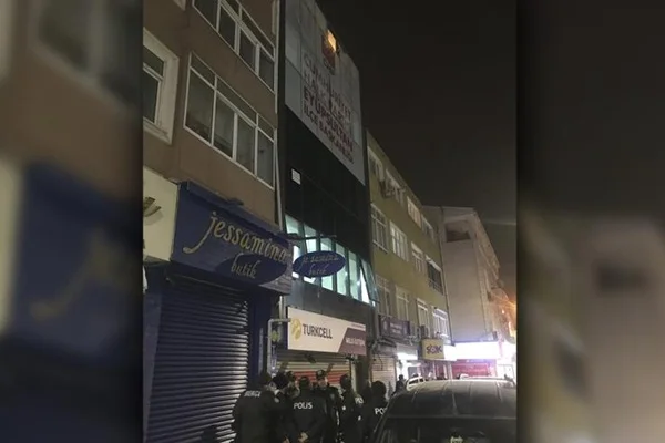 CHP ilçe binası önünde kavga: Yaralılar var