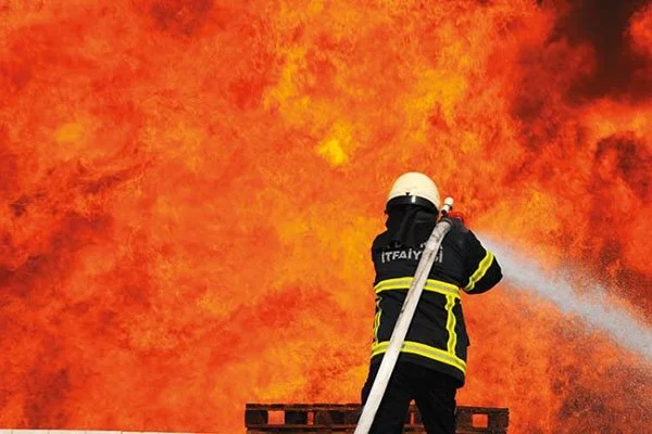 Cidde'de bir AVM'de yangın: 29 yaralı