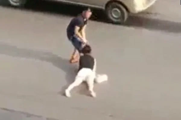 Çinli adam kadını saçından çekip yerde sürükleyerek kaçırdı