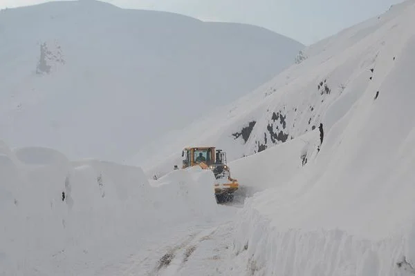 Doğu Anadolu'da 102 köy ve mahalle ile ulaşım sağlanamıyor
