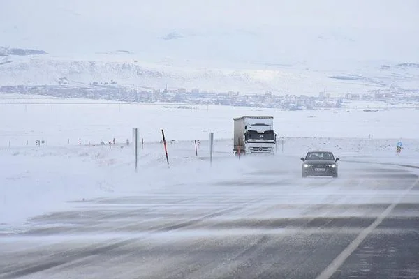 Doğu'da bin 220 köy ve mahalle yolu ulaşıma kapandı