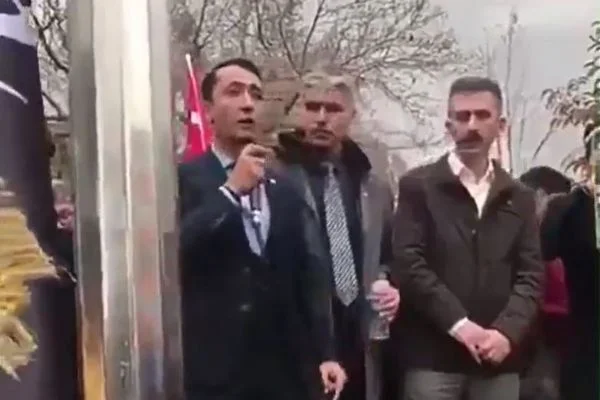 Doğu Türkistanlı genç, terörist ilan edilmelerine isyan etti