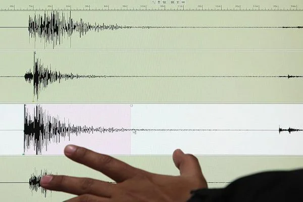 Endonezya'da 5,7 büyüklüğünde deprem