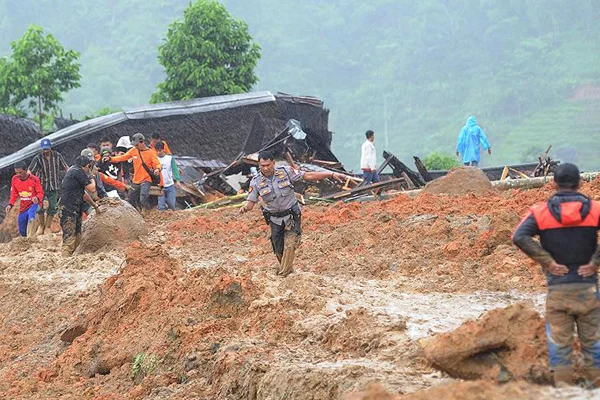 Endonezya'da heyelan: 2 ölü 41 kayıp