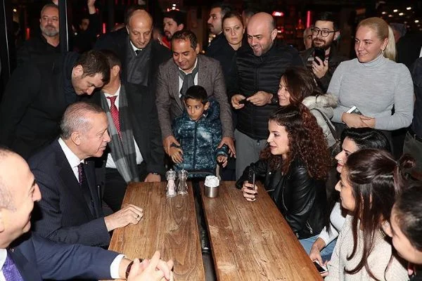 Erdoğan kafede vatandaşlarla sohbet etti