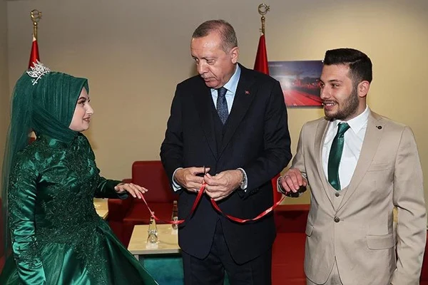 Erdoğan, Kocaeli'nde bir çiftin nişan yüzüklerini taktı