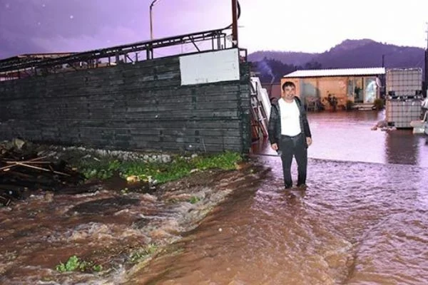 Ev ve iş yerlerini su bastı