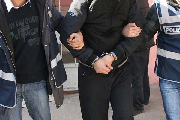 Eve giren hırsızlar suçüstü yakalandı