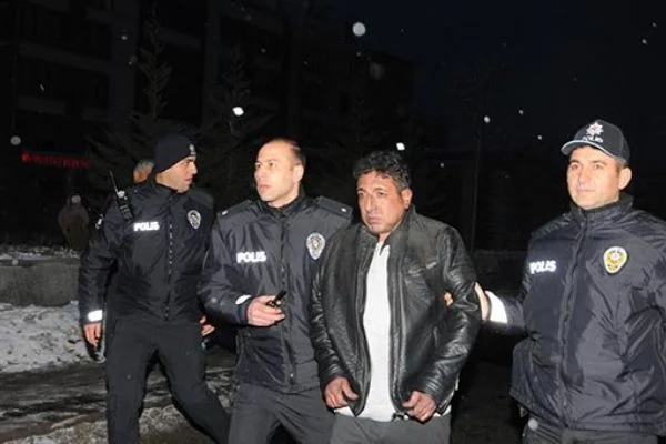 Evini ateşe verdi! Apartmanda korku dolu anlar