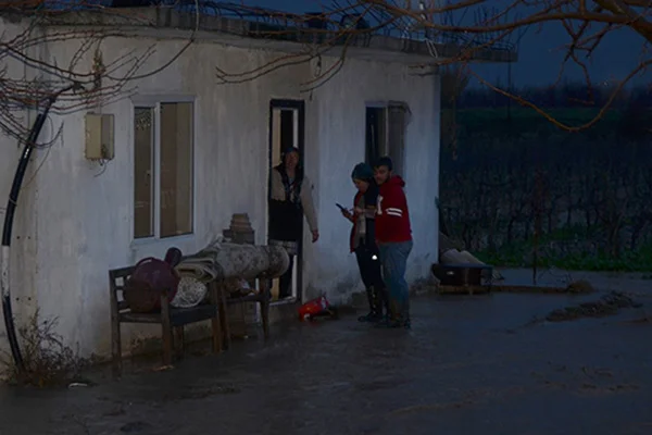 Evleri ve damları sular altında kaldı