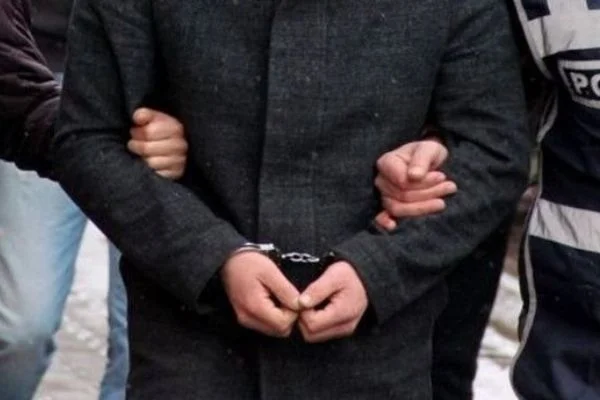 FETÖ'den aranan emniyet müdürü durakta yakalandı