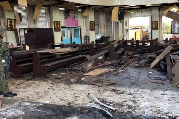 Filipinler'de kiliseye saldırı: En az 19 ölü