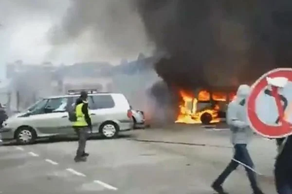 Fransa'da polisten göstericilere sert müdahale