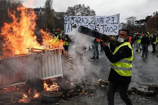 Fransa'dan Sarı Yeleklilere sert cezaların olduğu yeni yasa