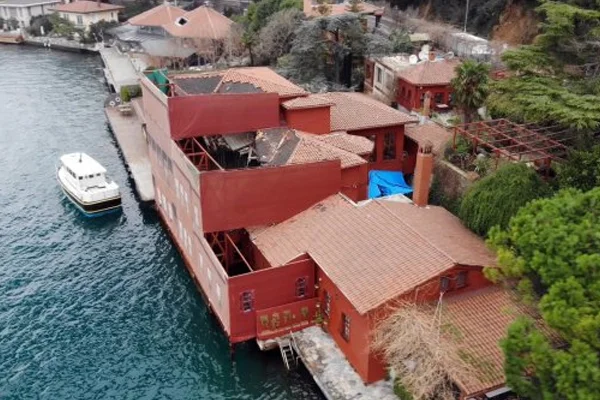 Gemi çarpan yalının restorasyonu sürüyor