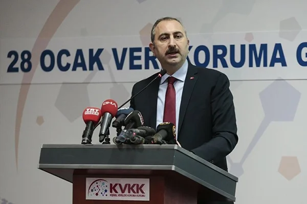 Gül: İnternet kontrolsüz kavşaklarla dolu