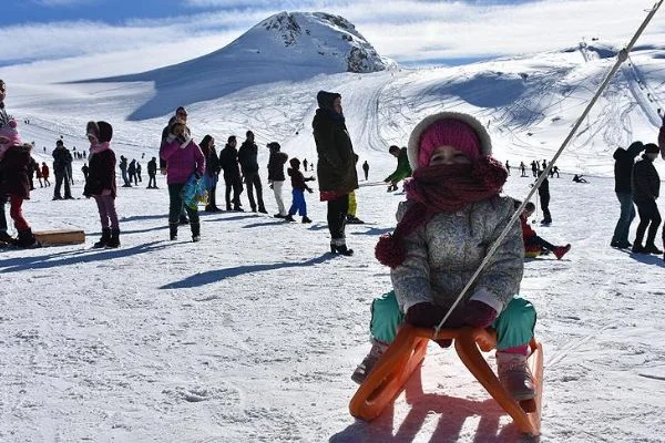 Hakkari'de 2800 rakımda kayak ve piknik keyfi