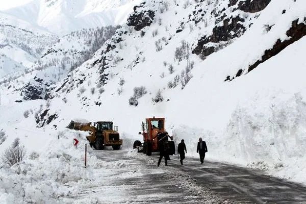 Hakkari-Şırnak yolu çığ düşmesi sonucu kapandı