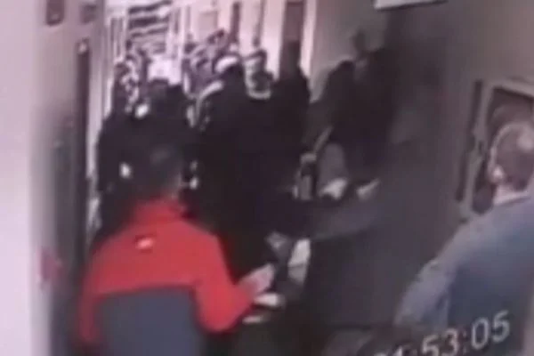 Hastanede ziyaret saati kavgası: Çok sayıda yaralı ve gözaltı var