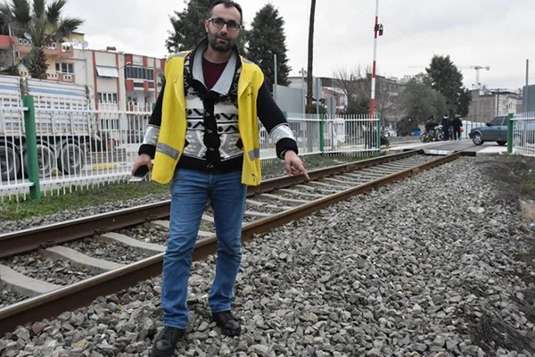 Hemzemin geçit görevlisi, genç kızın intihar etmesine engel oldu