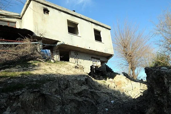 Heyelanda 50 ev hasar gördü
