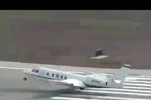 İniş takımı arızalanan uçak pistten çıktı