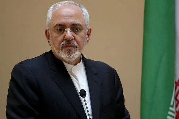 İran'da Sünni kadın büyükelçinin Zarif ile fotoğraf çektirmesi tartışmaya yol açtı