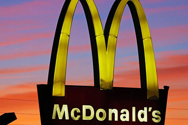 İsrail'de McDonald's simgesi palyaço figürü çarmıha gerildi