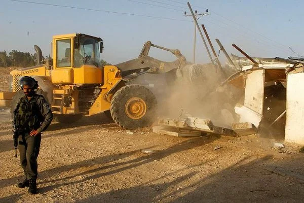 İsrail güçleri Batı Şeria'da Filistinli ailenin evini yıktı