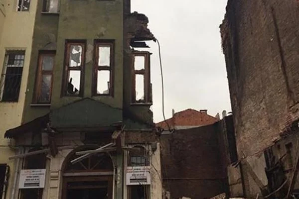 İstanbul'da çöken binadan acı haber