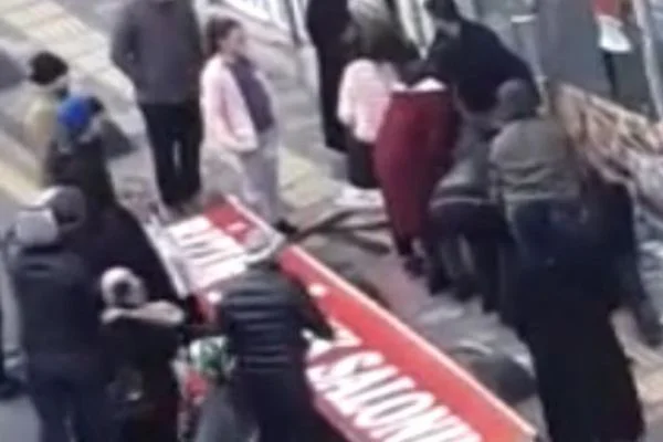 İstanbul'da korkunç olay! Birden üzerlerine düştü...