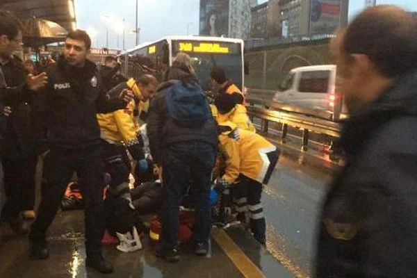 İstanbul'dan Metrobüs kazası: Seferler aksıyor