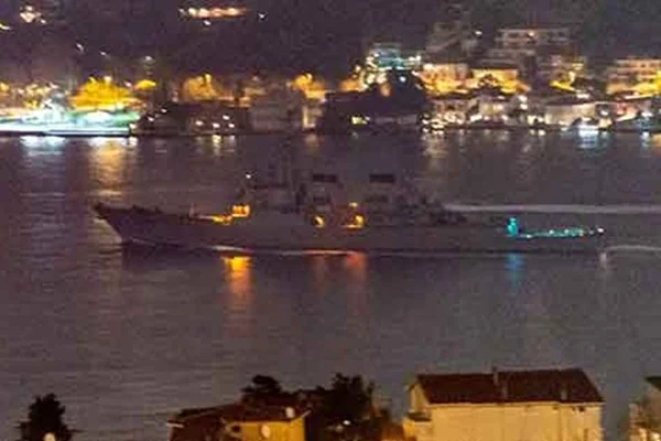 İşte İstanbul Boğazı'ndan geçen ABD gemisi
